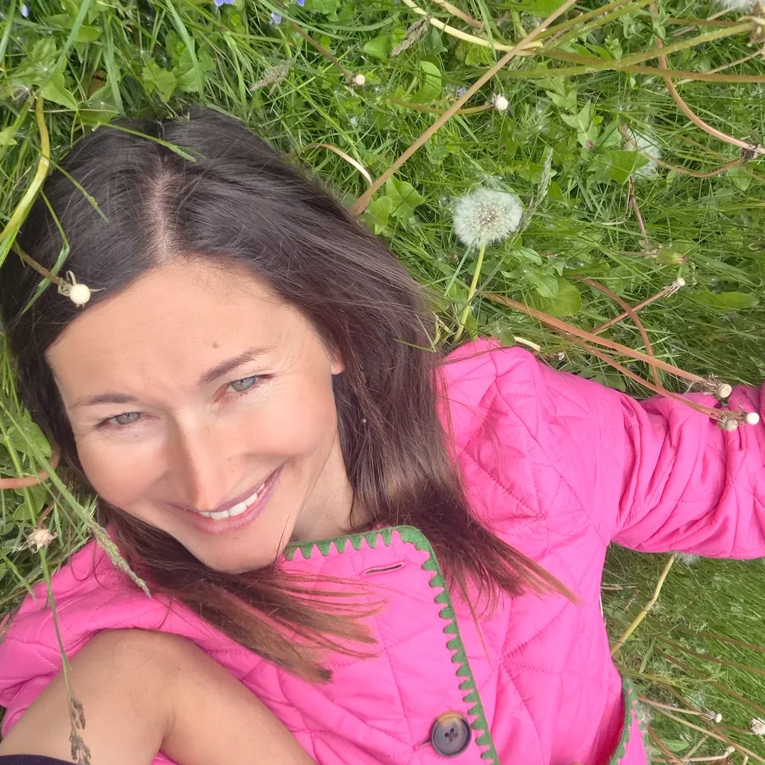 Evgenia Halbach mit einer Pusteblume