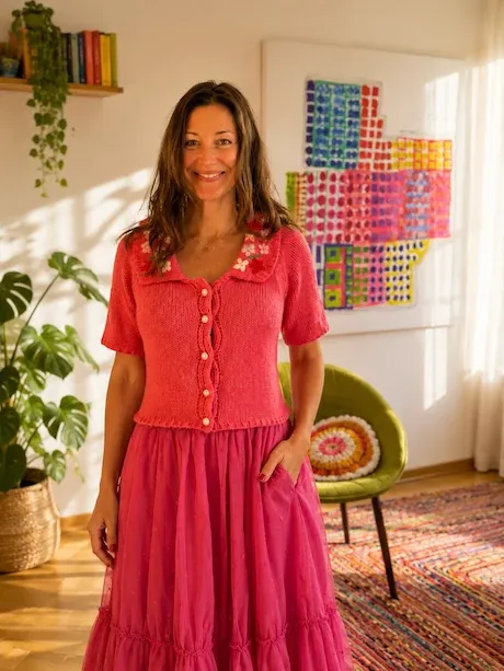 Evgenia Halbach stehend in einem Zimmer